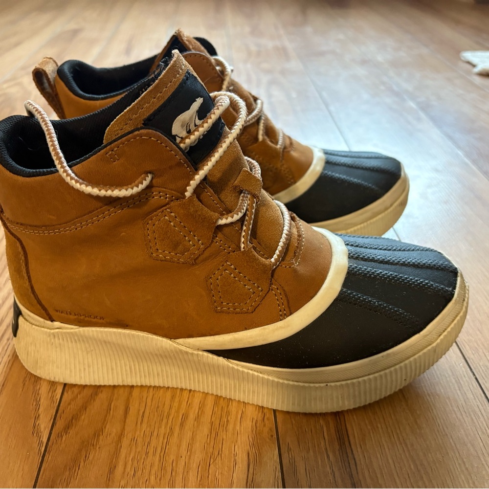 Sorel Out N About Tan and Black Ankle Booties